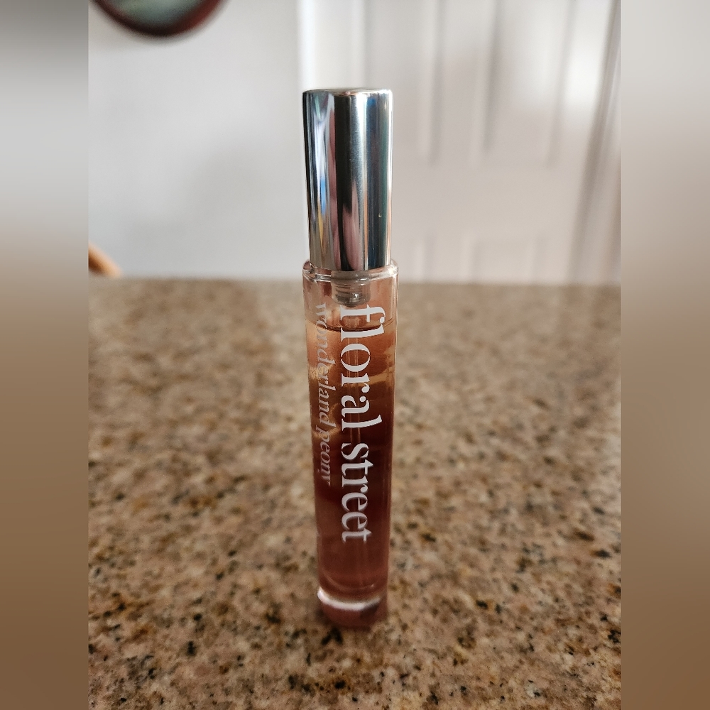 FLORAL STREET Wonderland Peony perfume